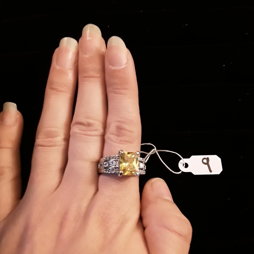 Yellow stone ring with white crystals
